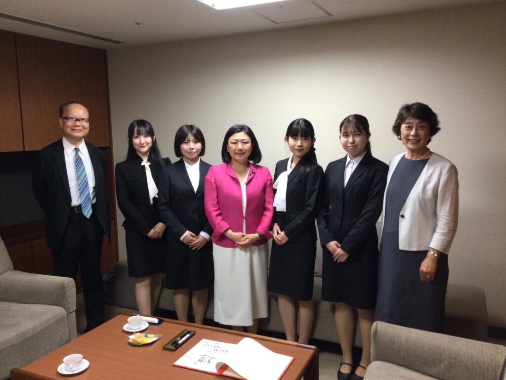 左から向井治紀参与、清水玲花さん、松本みなみさん、牧島かれん先生、関谷遥さん、毛呂友里恵、武川恵子先生